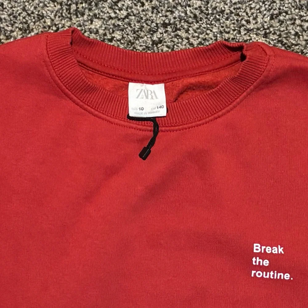 Zara Bold Red Minimalist Casual Sweatshirt Boys or Girls Size 10 - Picture 2 of 4